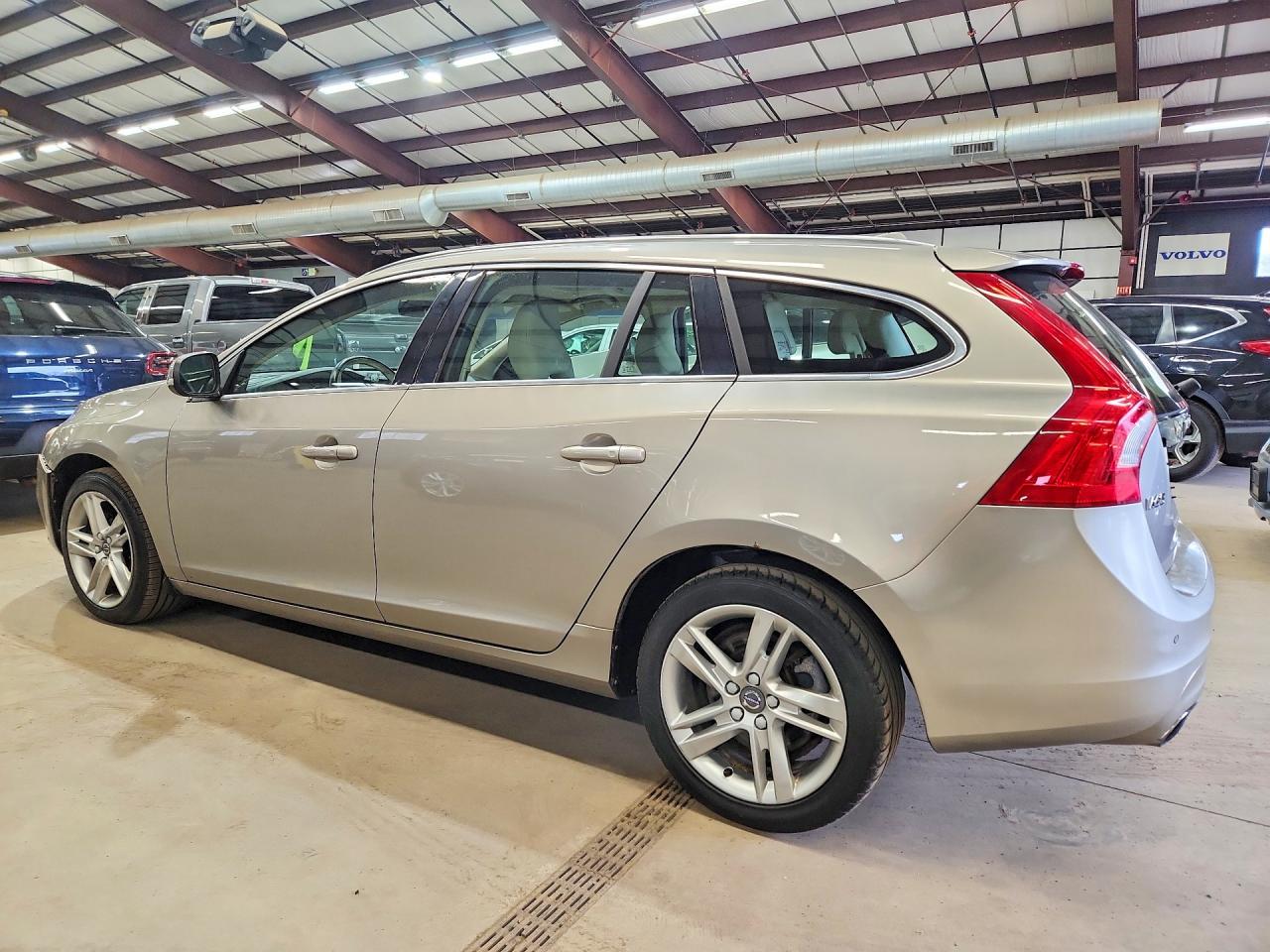 2015 Volvo V60 VIN YV1612SM9F1267136 photo 2