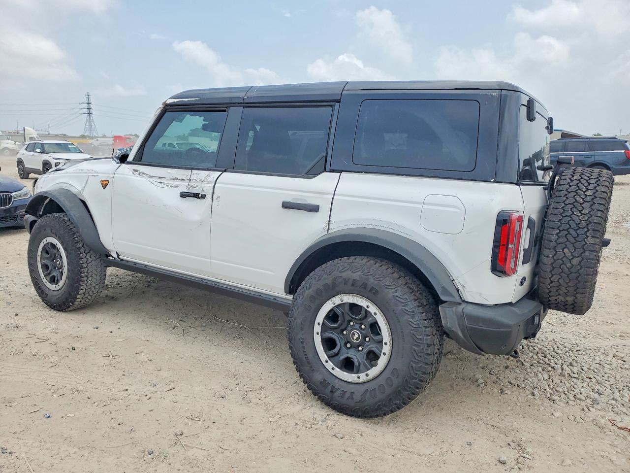 2025 Ford Bronco bad VIN 1FMEE9BP0SLB27558 photo 2