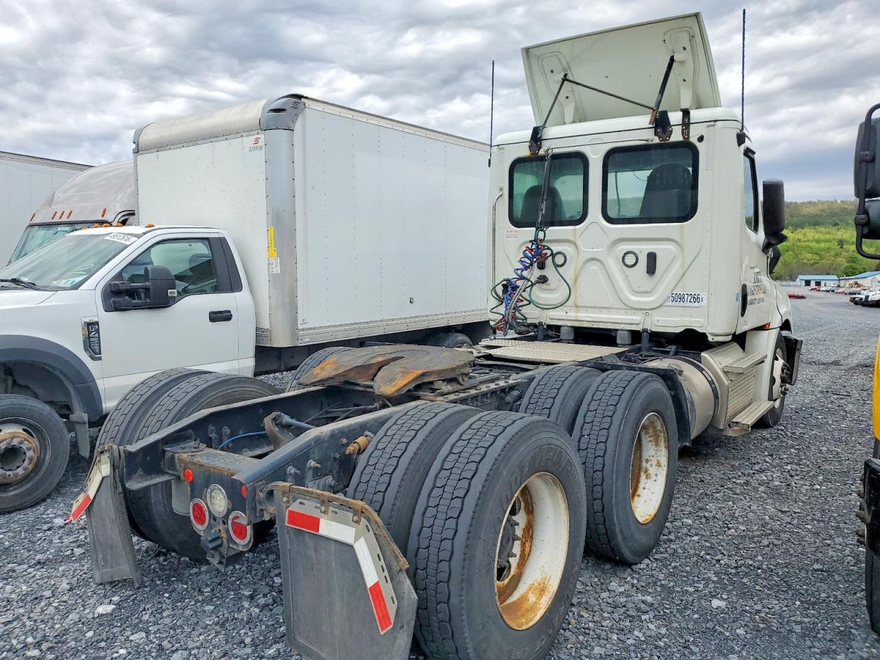 2019 FREIGHTLINER All other VIN 1FUJHLDR0KLKW4675 photo 4