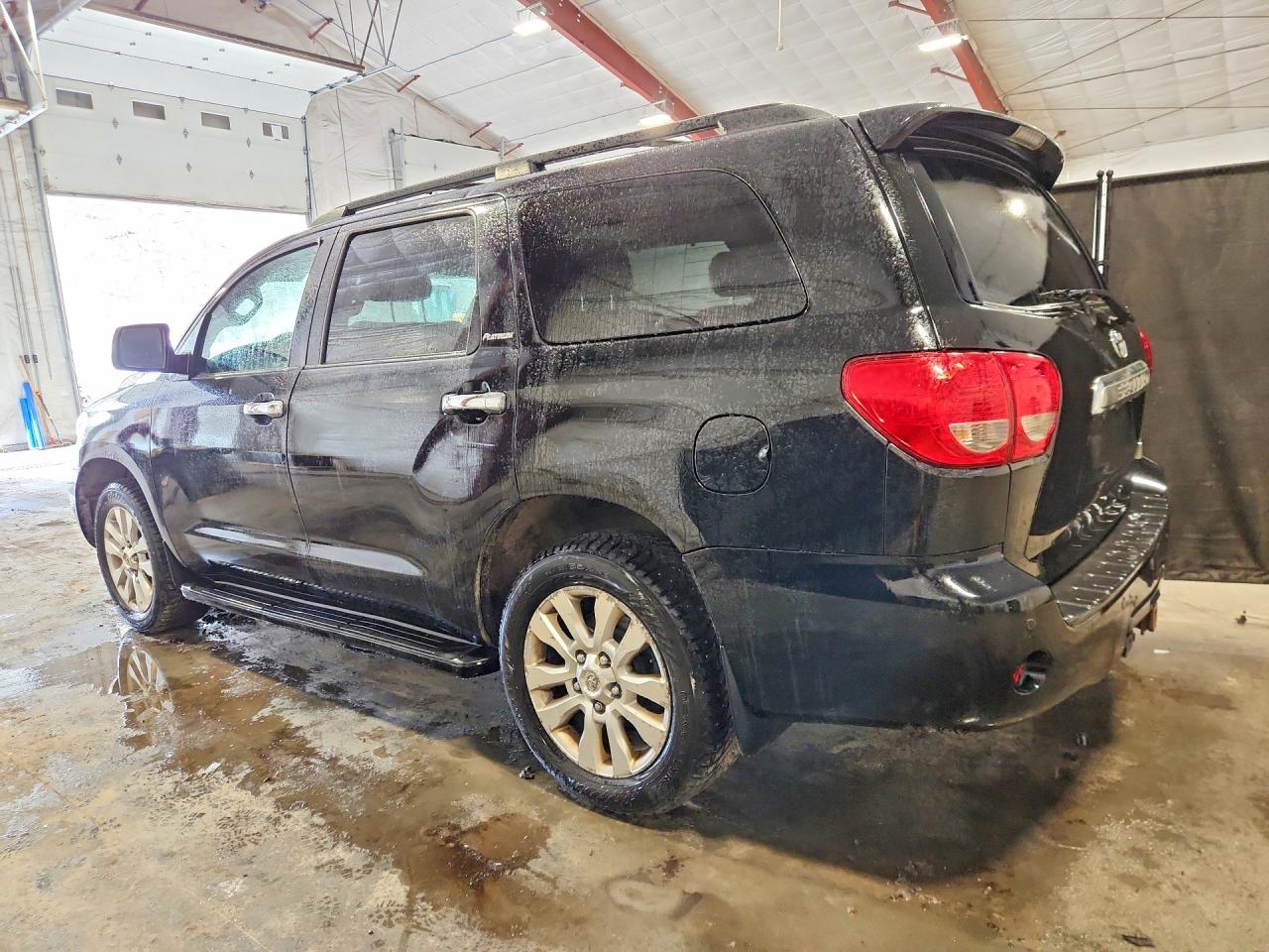 2011 Toyota Sequoia VIN 5TDDY5G10BS043307 photo 2