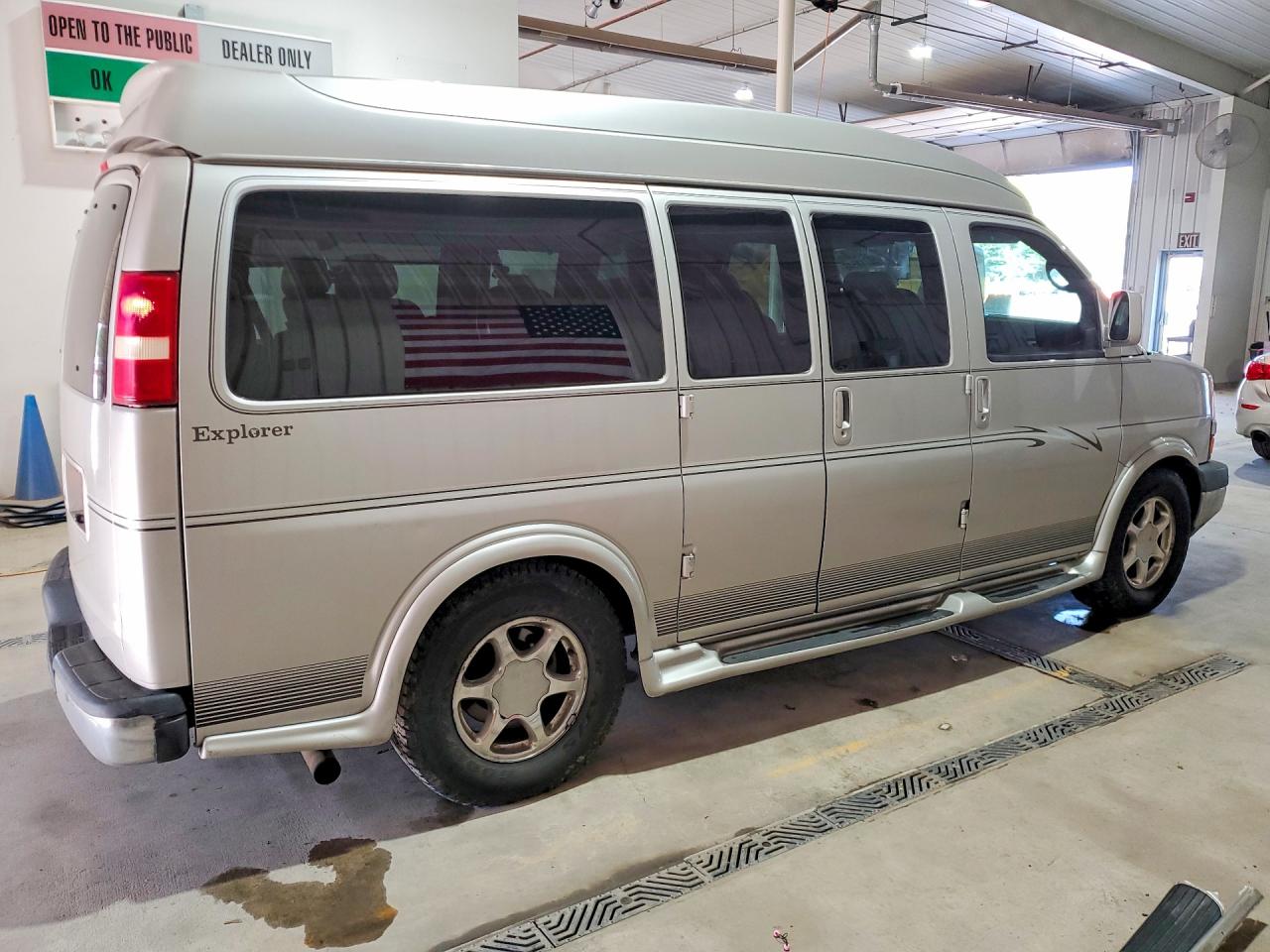 2007 Chevrolet Express VIN 1GBFG15T071113308 photo 3
