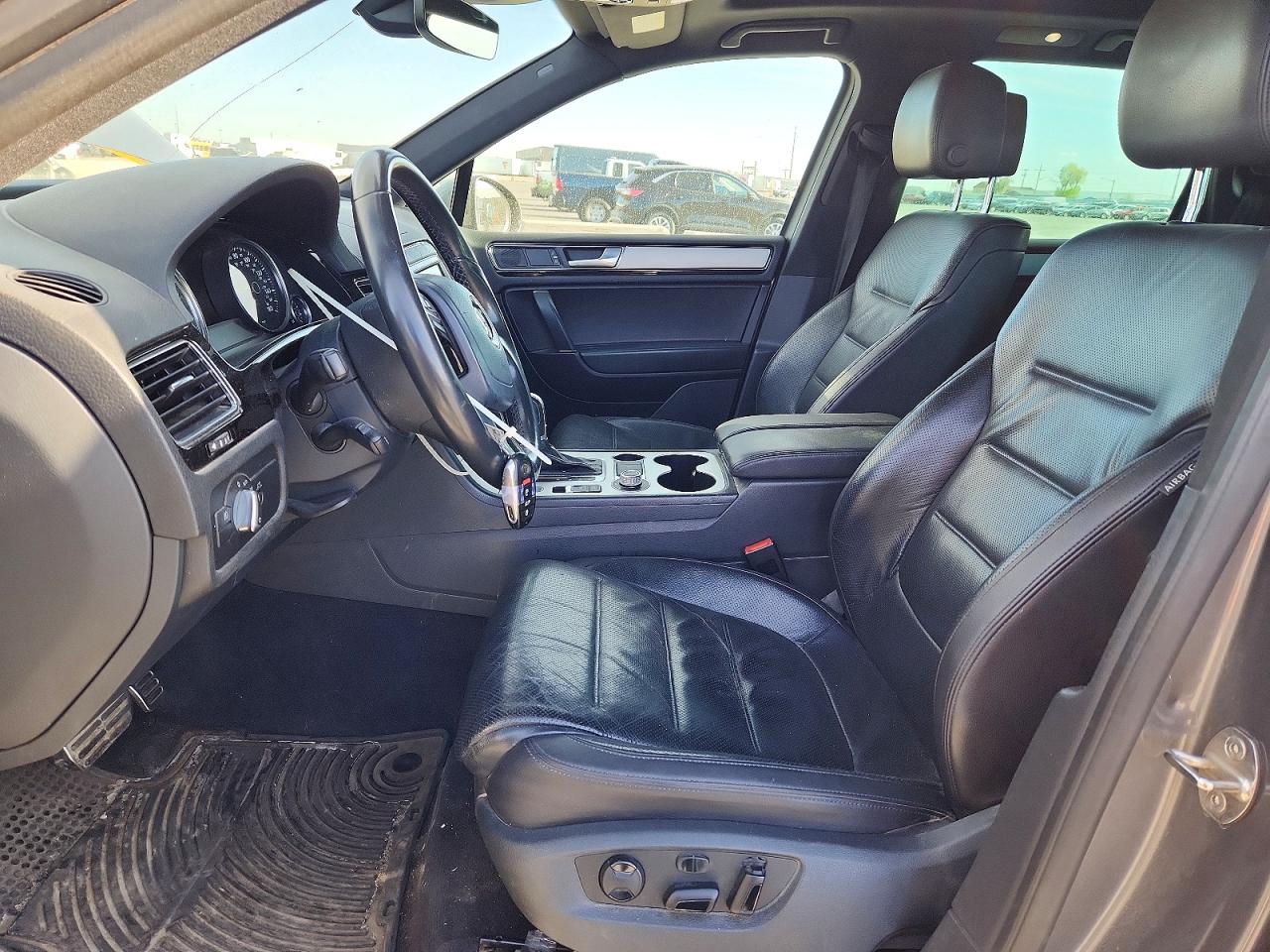 2017 Volkswagen Touareg VIN WVGRF7BP2HD003183 photo 7