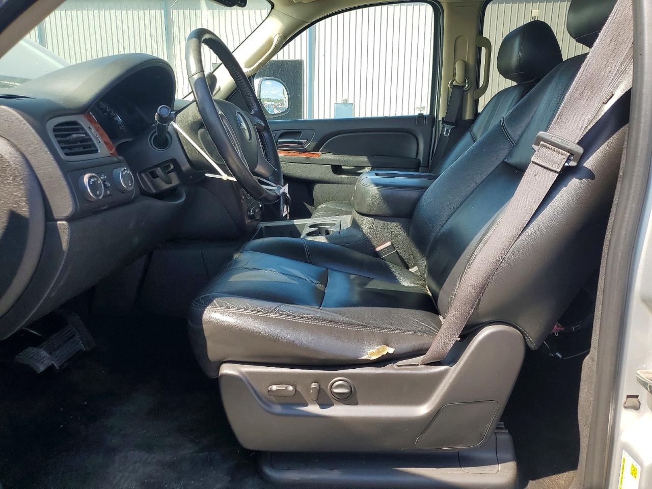 2013 Chevrolet Suburban VIN 1GNSKJE74DR146070 photo 7