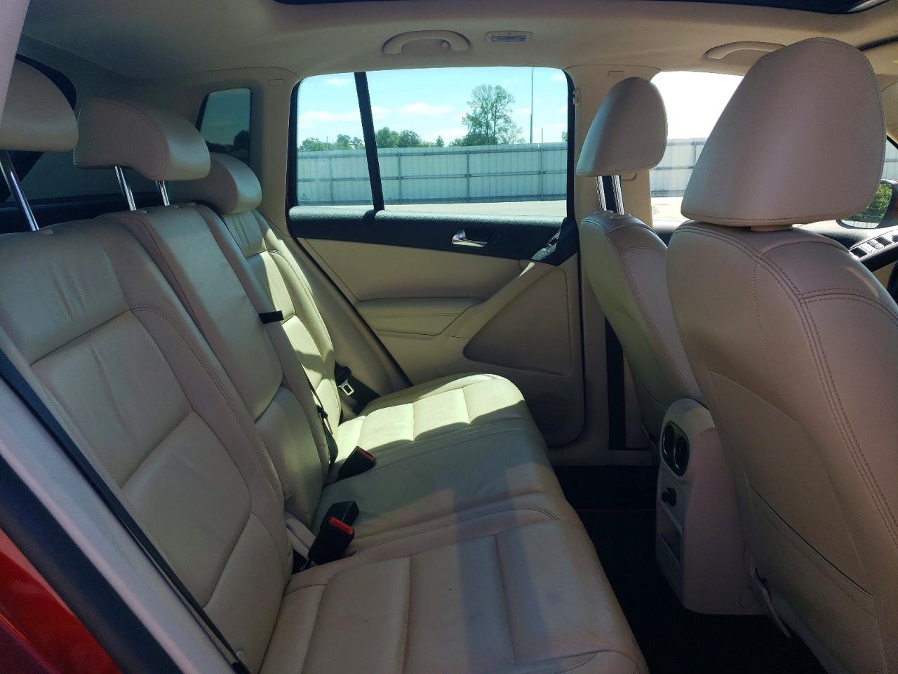 2011 Volkswagen Tiguan VIN WVGAV7AX2BW000832 photo 11