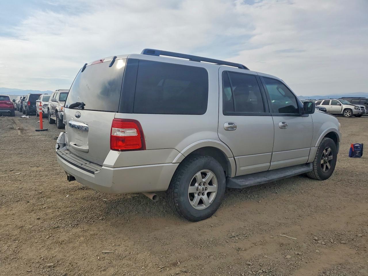 2010 FORD Expedition VIN 1FMJU1G51AEB57052 photo 3
