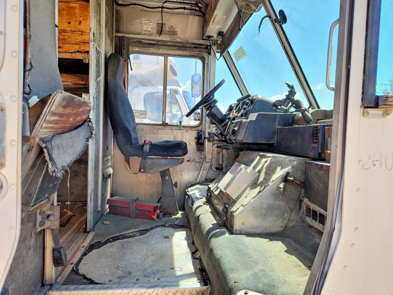 2000 FREIGHTLINER All other VIN 4UZA5FAC5YCG63882 photo 11