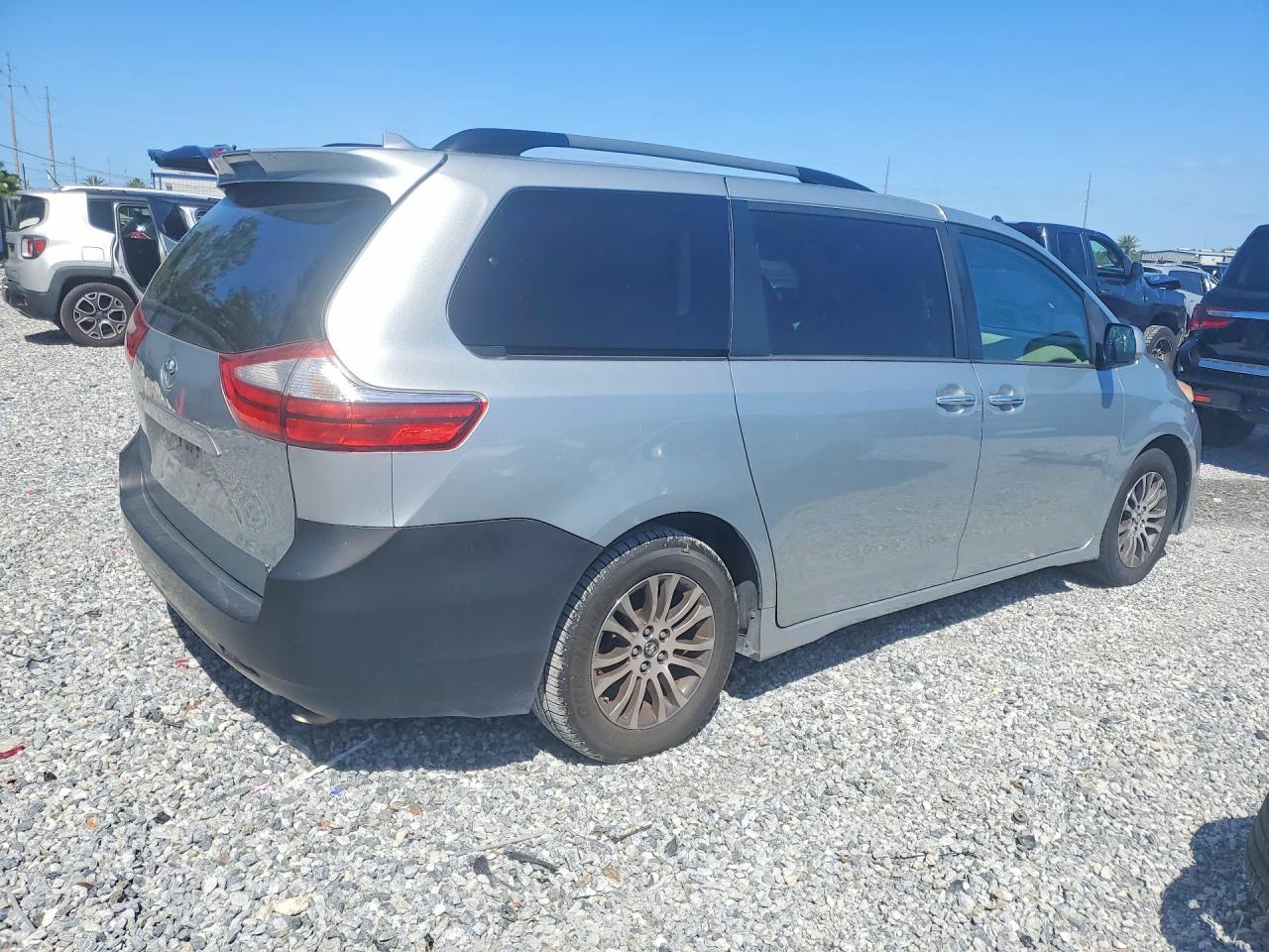 2019 Toyota Sienna VIN 5TDYZ3DC4KS993128 photo 3