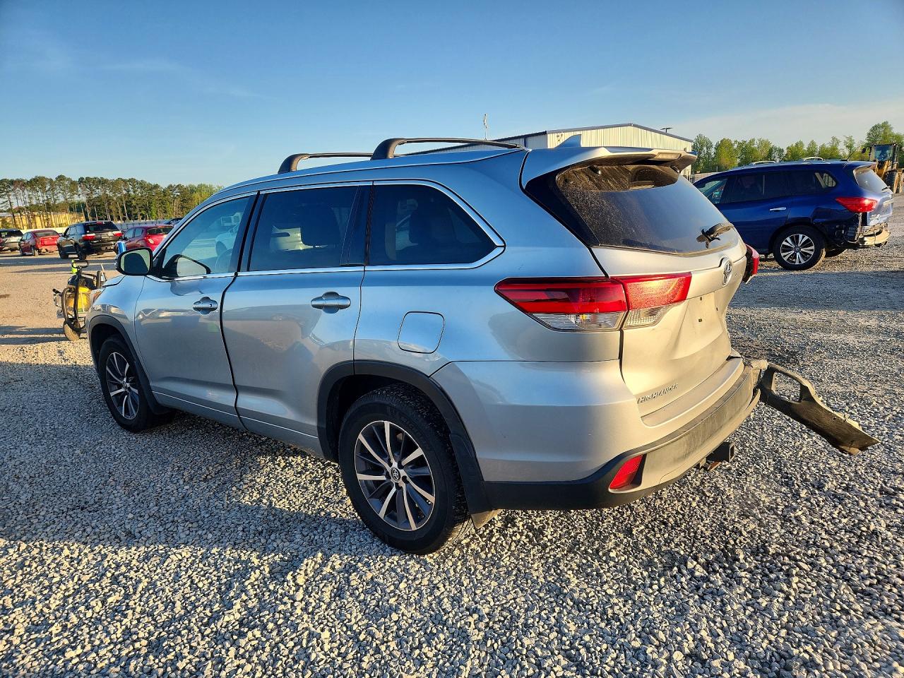 2017 Toyota Highlander VIN 5TDJZRFHXHS409658 photo 2