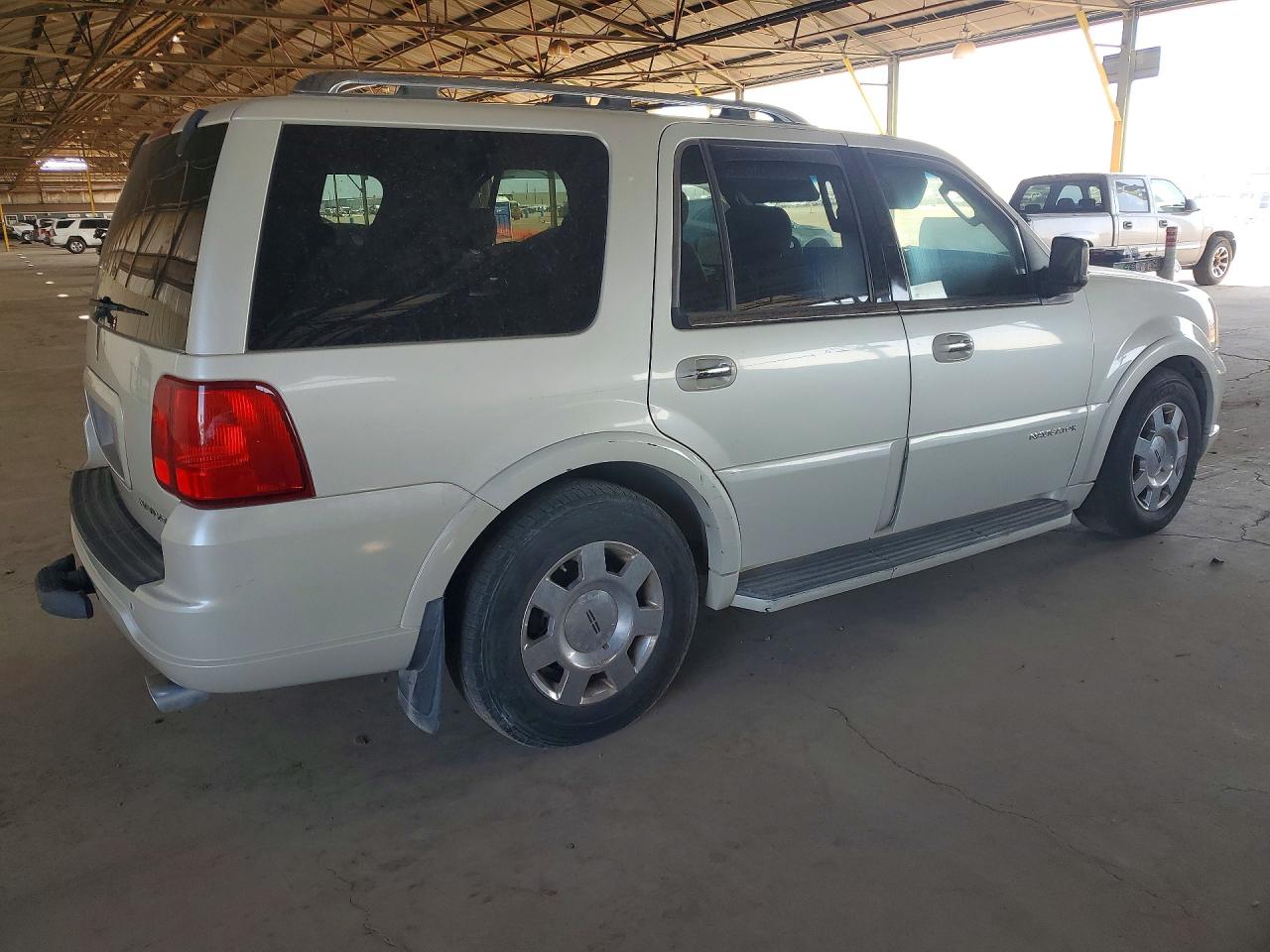 2005 LINCOLN Navigator VIN 5LMFU28505LJ04884 photo 3
