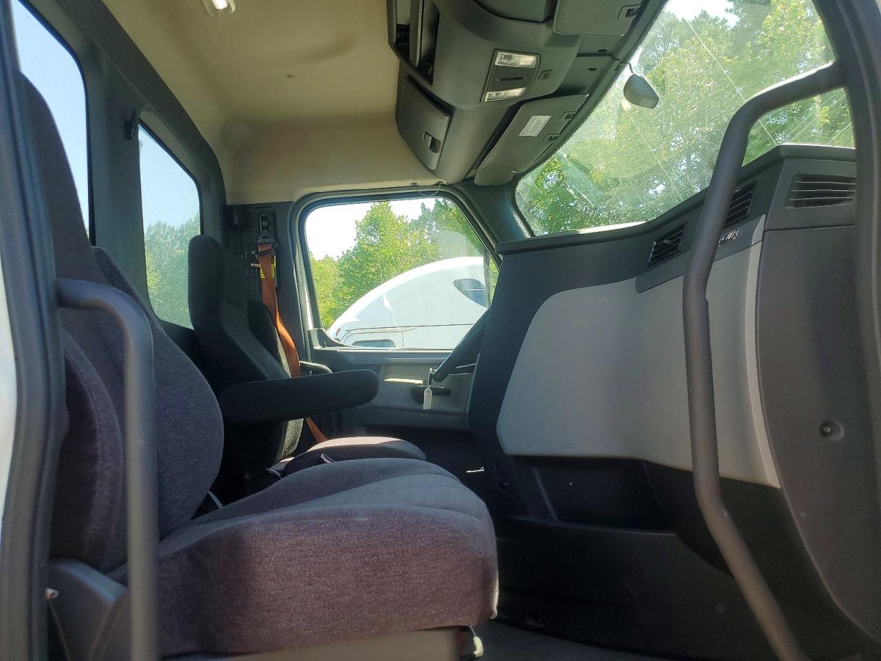 2019 FREIGHTLINER All other VIN 3AKJHLDV3KSKA4984 photo 5