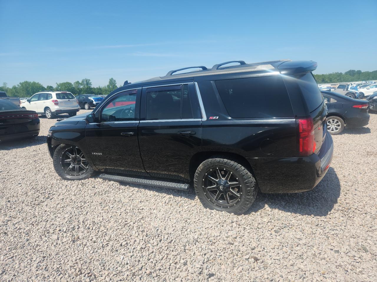 2018 Chevrolet Tahoe VIN 1GNSKBKC4JR278104 photo 2