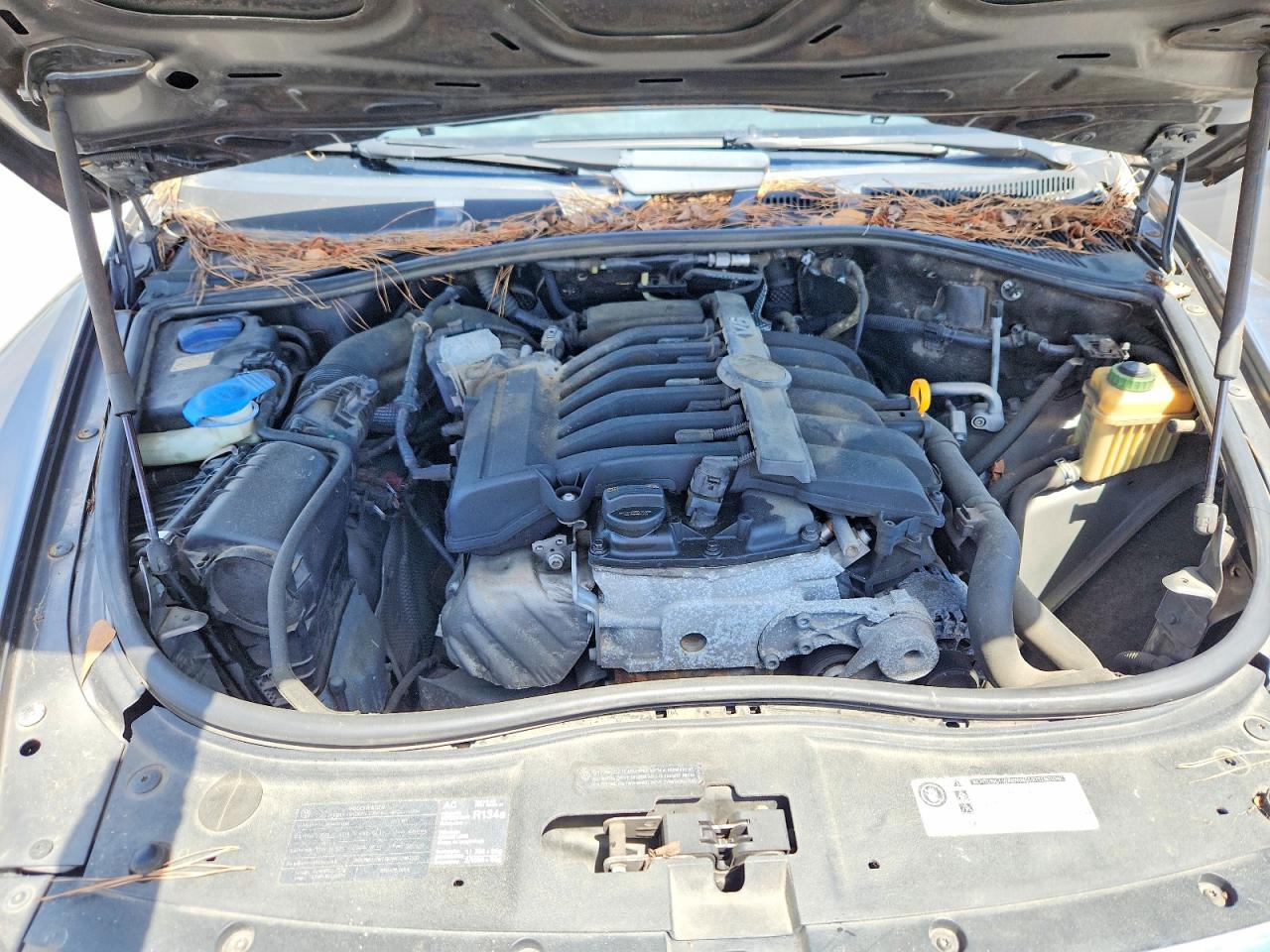 2010 Volkswagen Touareg VIN WVGBF7A95AD002040 photo 11