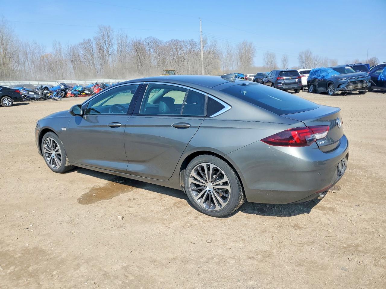 2018 Buick Regal VIN W04GP6SX0J1087573 photo 2