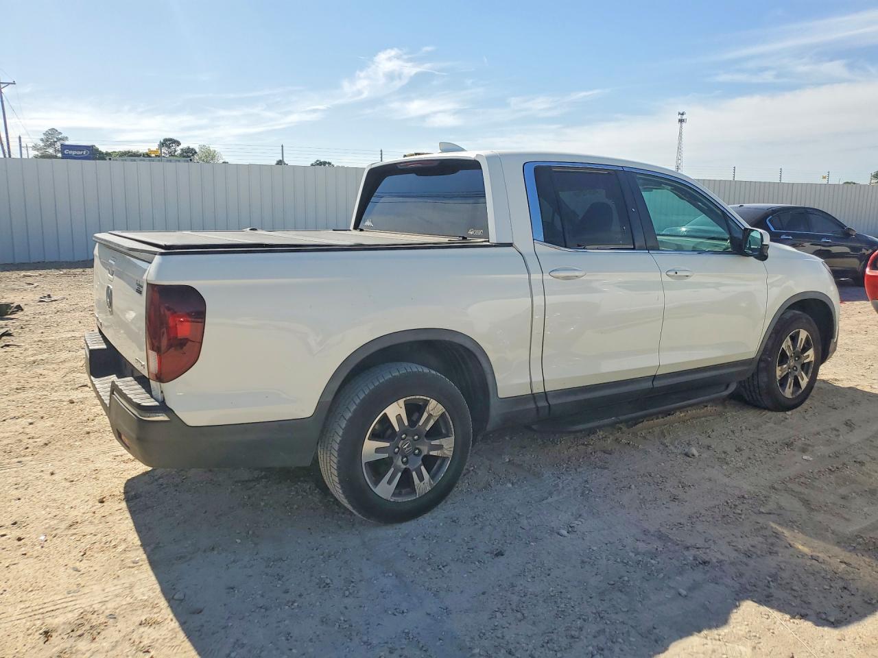 2017 Honda Ridgeline VIN 5FPYK3F67HB039361 photo 3