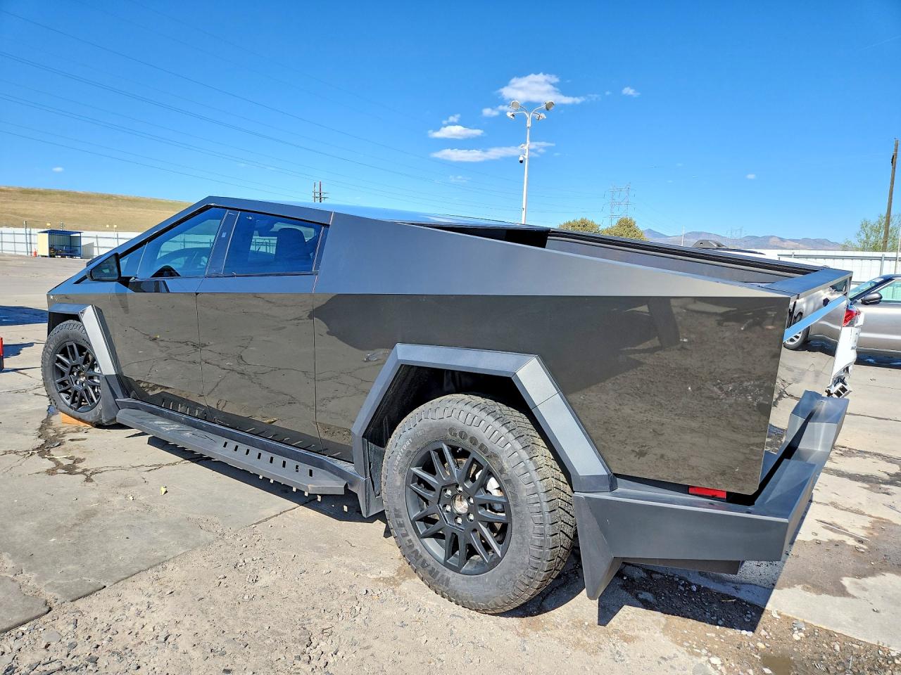 2025 Tesla Cybertruck VIN 7G2CEHED2SA070803 photo 2
