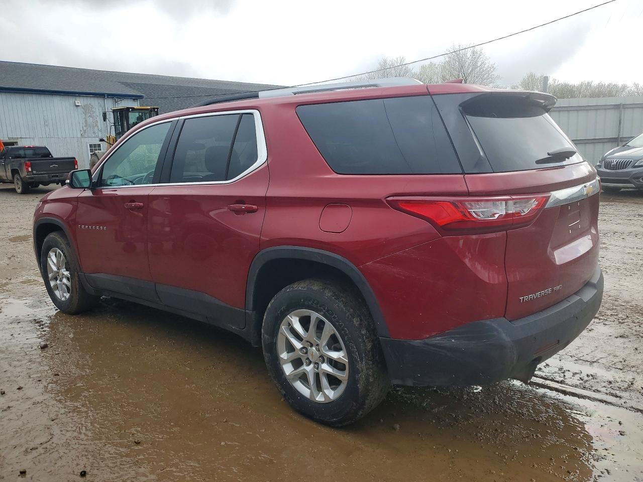 2018 Chevrolet Traverse VIN 1GNEVGKW6JJ140588 photo 2