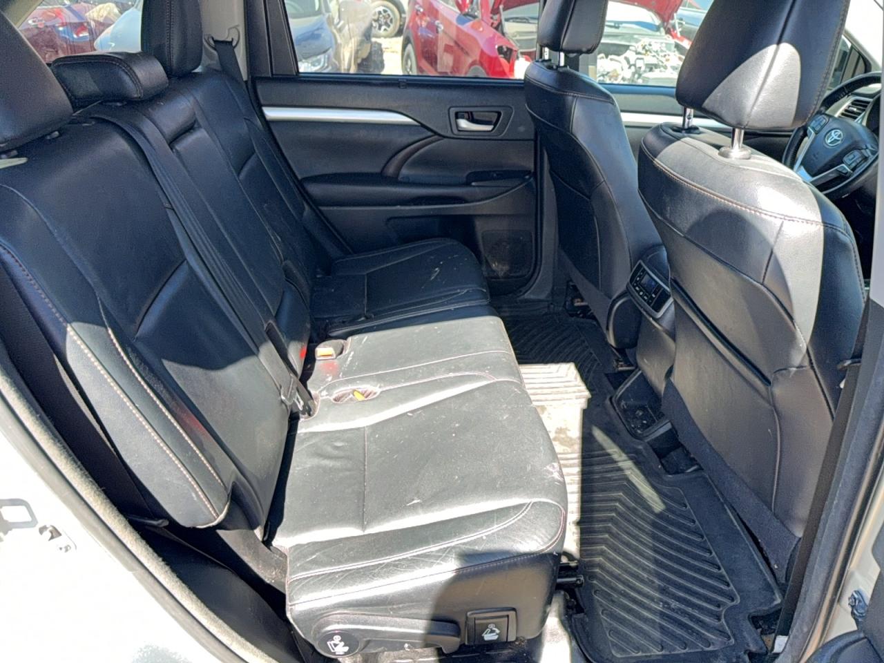 2018 Toyota Highlander VIN 5TDJGRFH6JS050207 photo 6