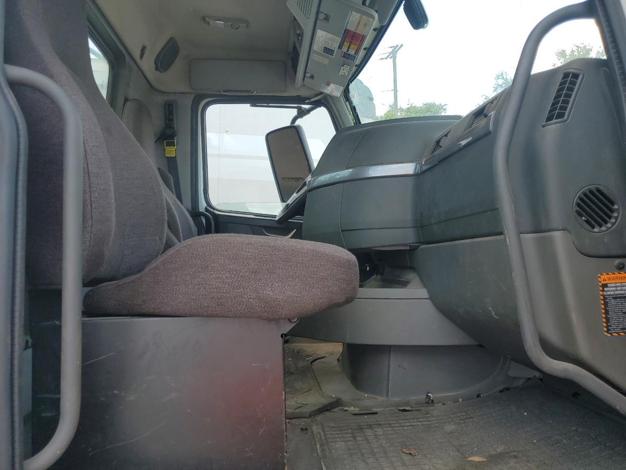 2022 VOLVO Vn VIN 4V4NC9EHXNN312888 photo 6