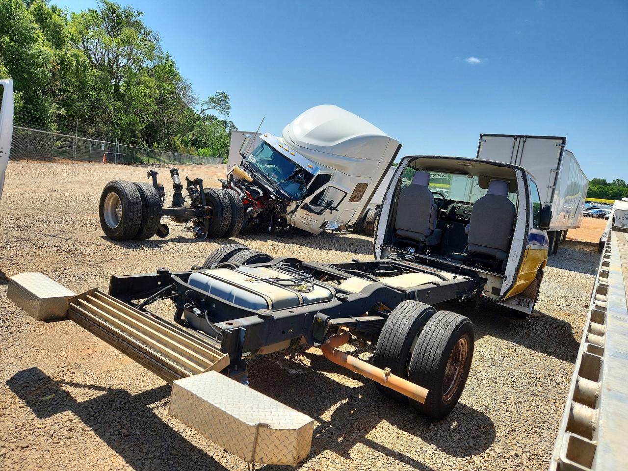2018 Ford Econoline VIN 1FDXE4FS9JDC23210 photo 3