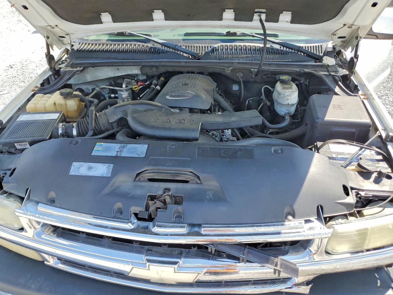 2004 Chevrolet Suburban VIN 1GNEC16Z74J320724 photo 11
