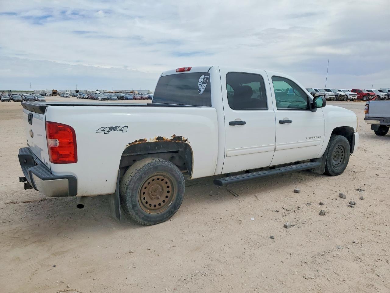 2011 Chevrolet Silverado VIN 3GCPKSE38BG164523 photo 3