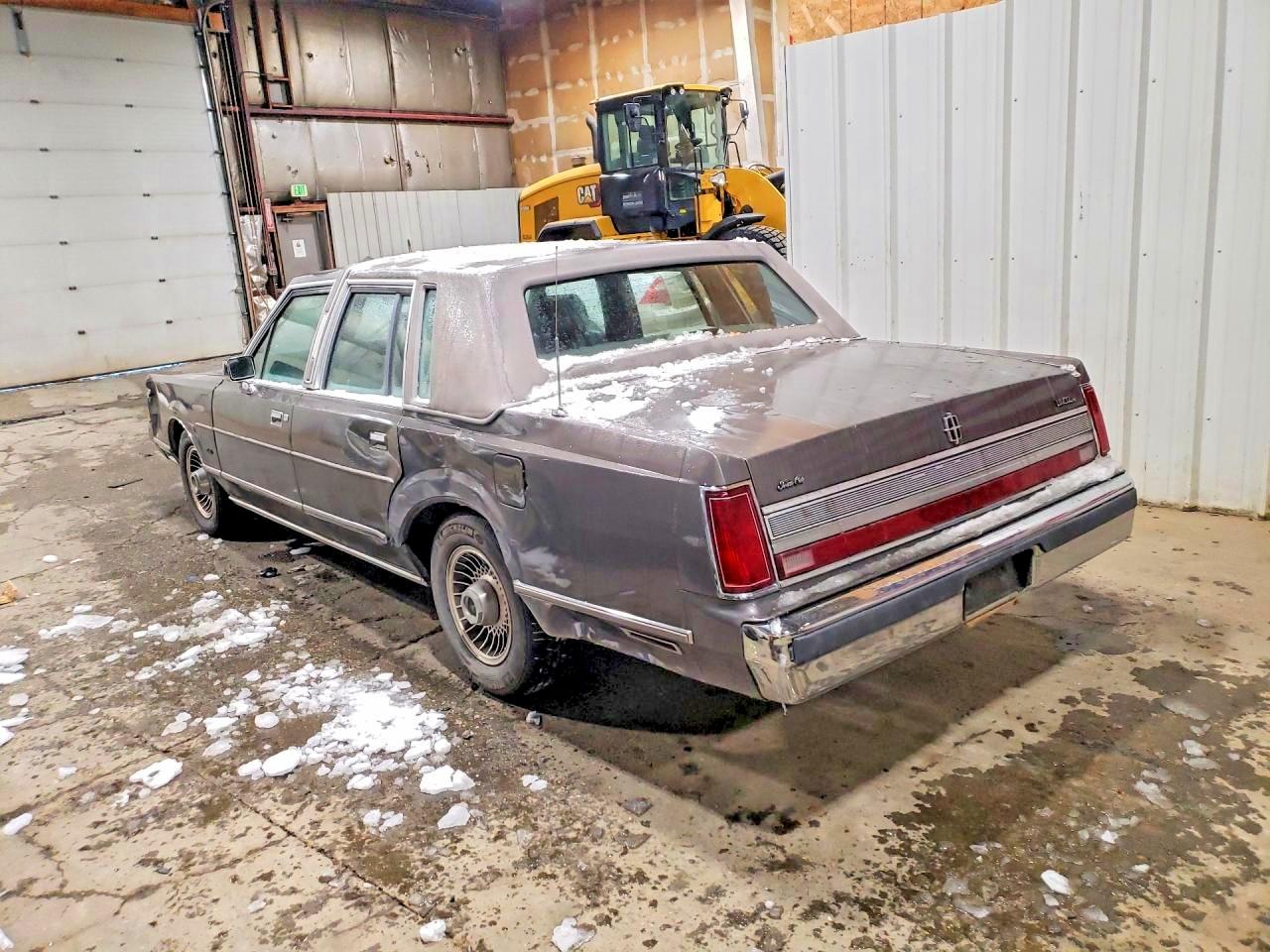 1989 LINCOLN Towncar VIN 1LNBM81F6KY799832 photo 2