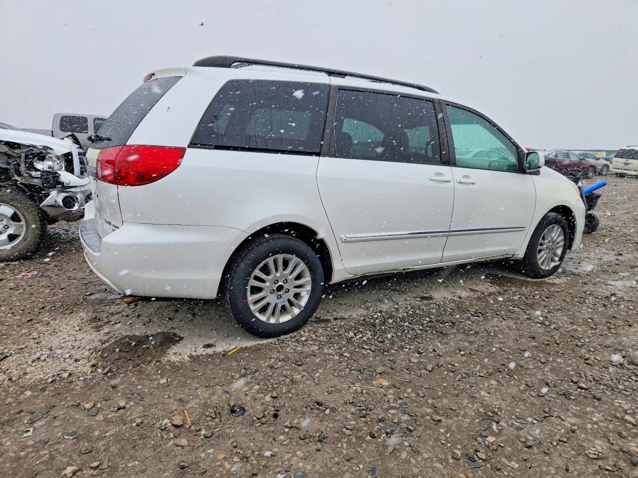 2007 Toyota Sienna VIN 5TDBK22C57S001089 photo 3
