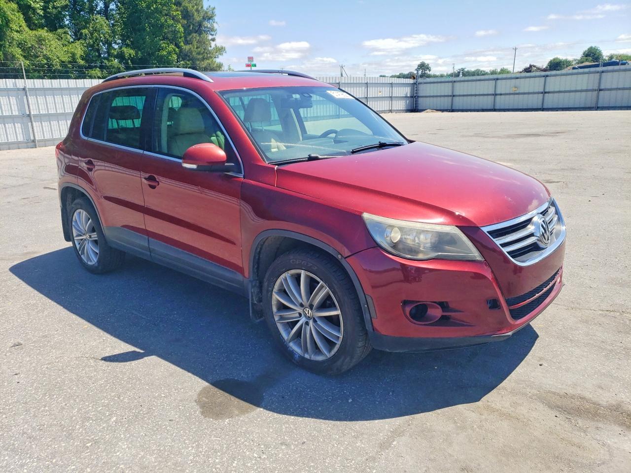 2011 Volkswagen Tiguan VIN WVGAV7AX2BW000832 photo 4
