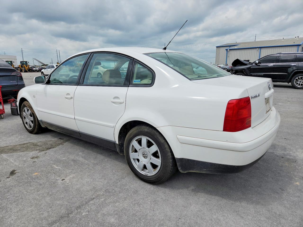 1999 VOLKSWAGEN Passat VIN WVWPD63B0XE491640 photo 2