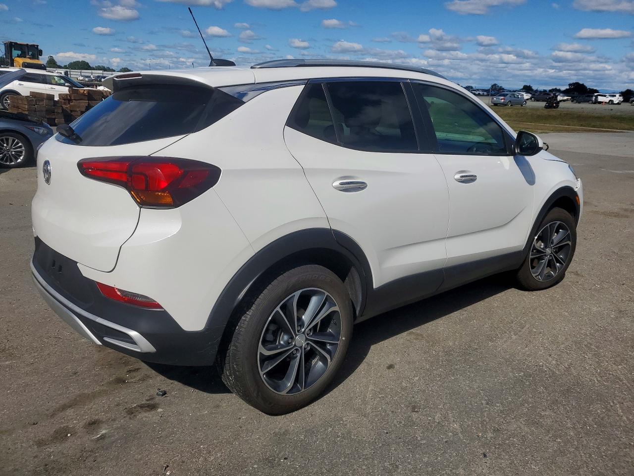 2021 Buick Encore VIN KL4MMDS2XMB133946 photo 3