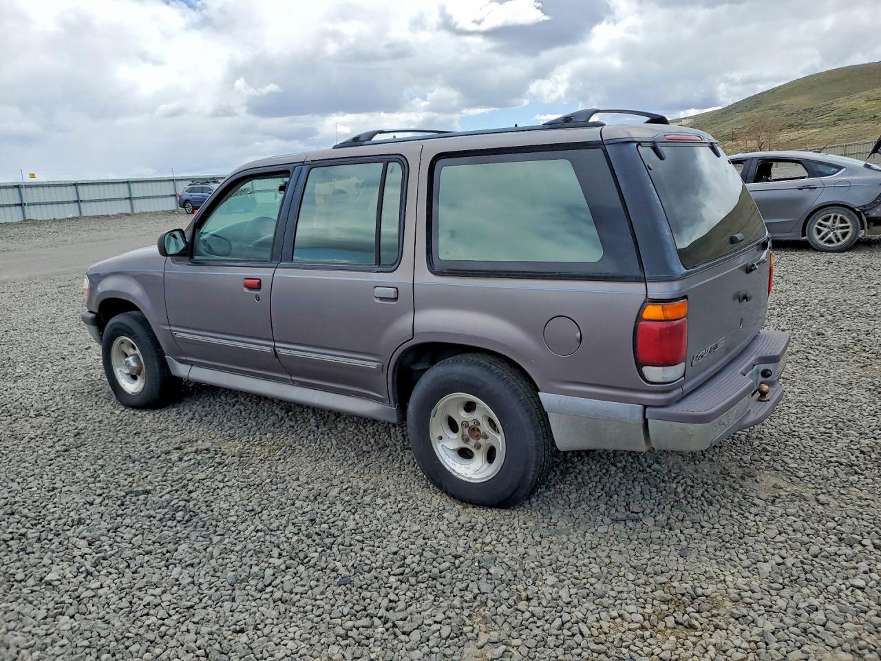 1996 Ford Explorer VIN 1FMDU34X0TZA79406 photo 2
