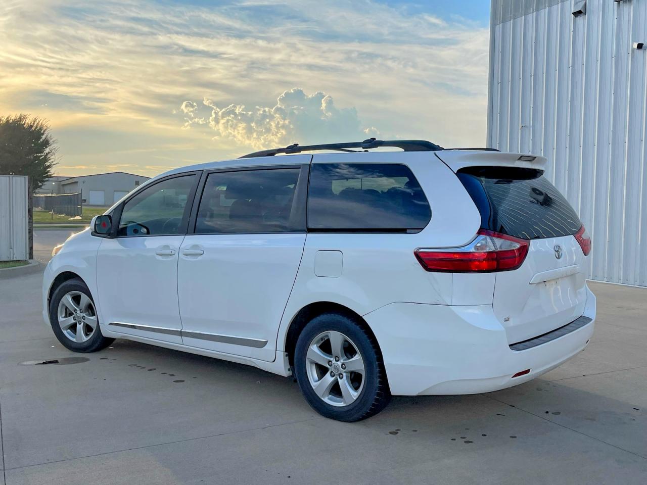 2015 Toyota Sienna VIN 5TDKK3DC3FS547083 photo 3