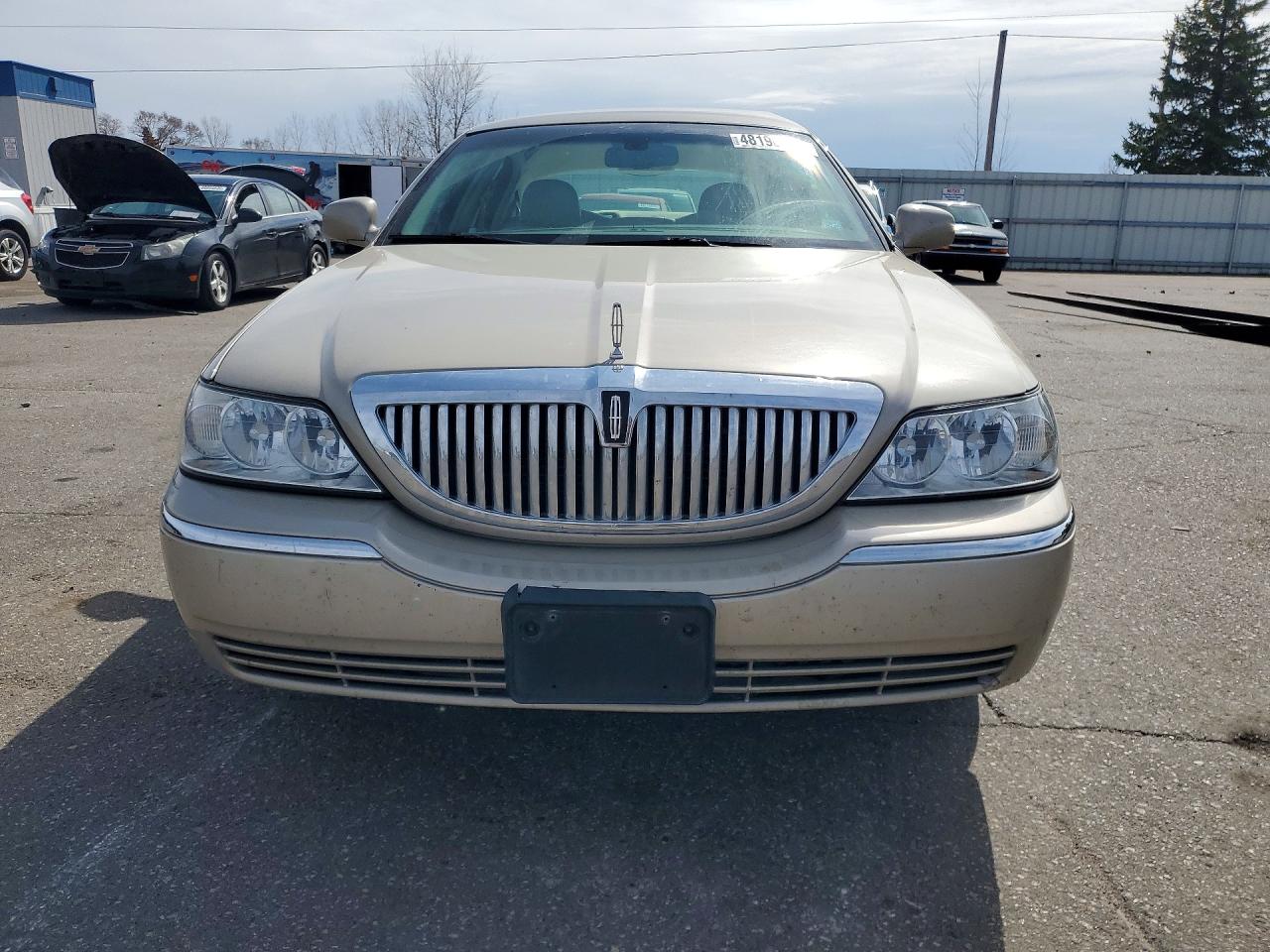 2005 Lincoln Towncar VIN 1LNHM81W35Y643326 photo 5