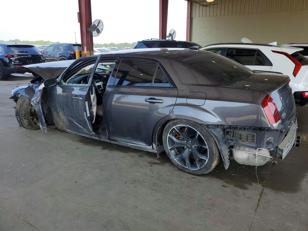 2022 Chrysler 300 VIN 2C3CCADG1NH111892 photo 2