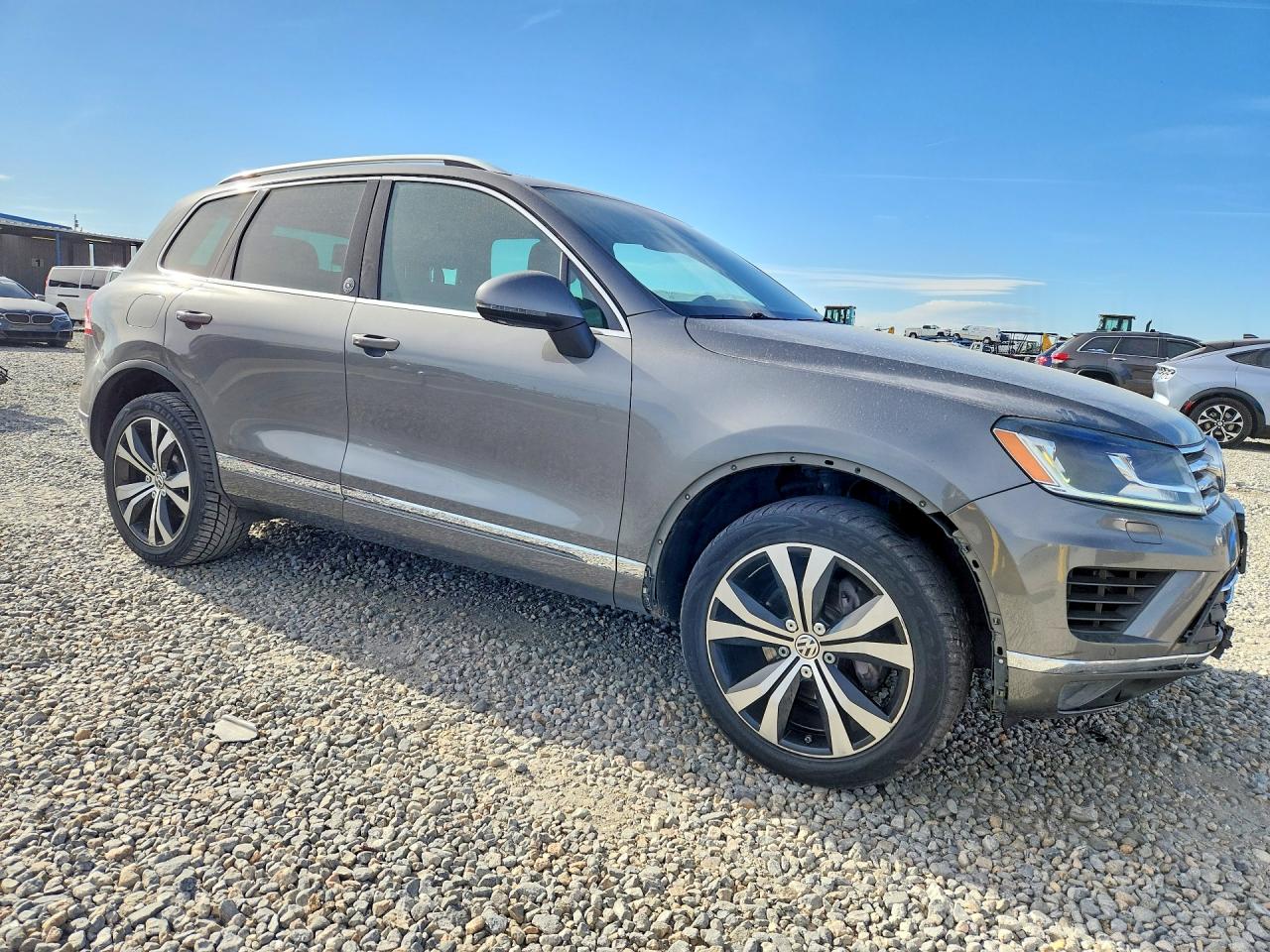 2017 Volkswagen Touareg VIN WVGRF7BP2HD003183 photo 4