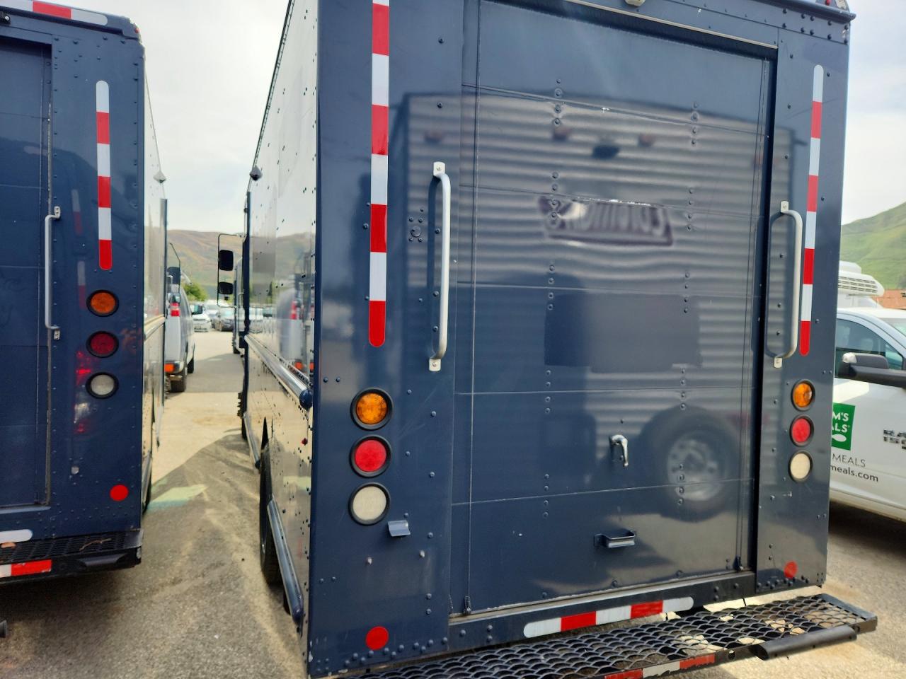2020 FREIGHTLINER All other VIN 4UZAC2EA1LCLZ7001 photo 2