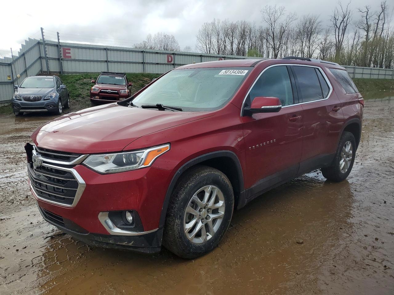 2018 Chevrolet Traverse VIN 1GNEVGKW6JJ140588 photo 1