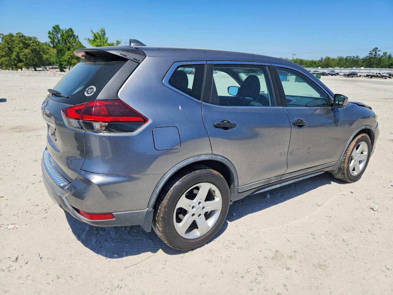 2018 Nissan Rogue VIN KNMAT2MT1JP562428 photo 3