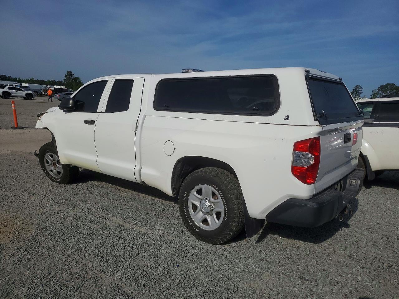 2018 Toyota Tundra VIN 5TFRM5F19JX126262 photo 2