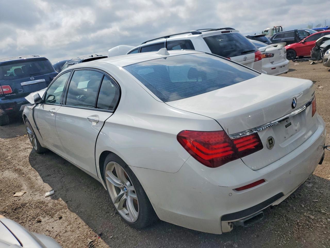 2013 BMW 7 series VIN WBAYF8C50DD141072 photo 2