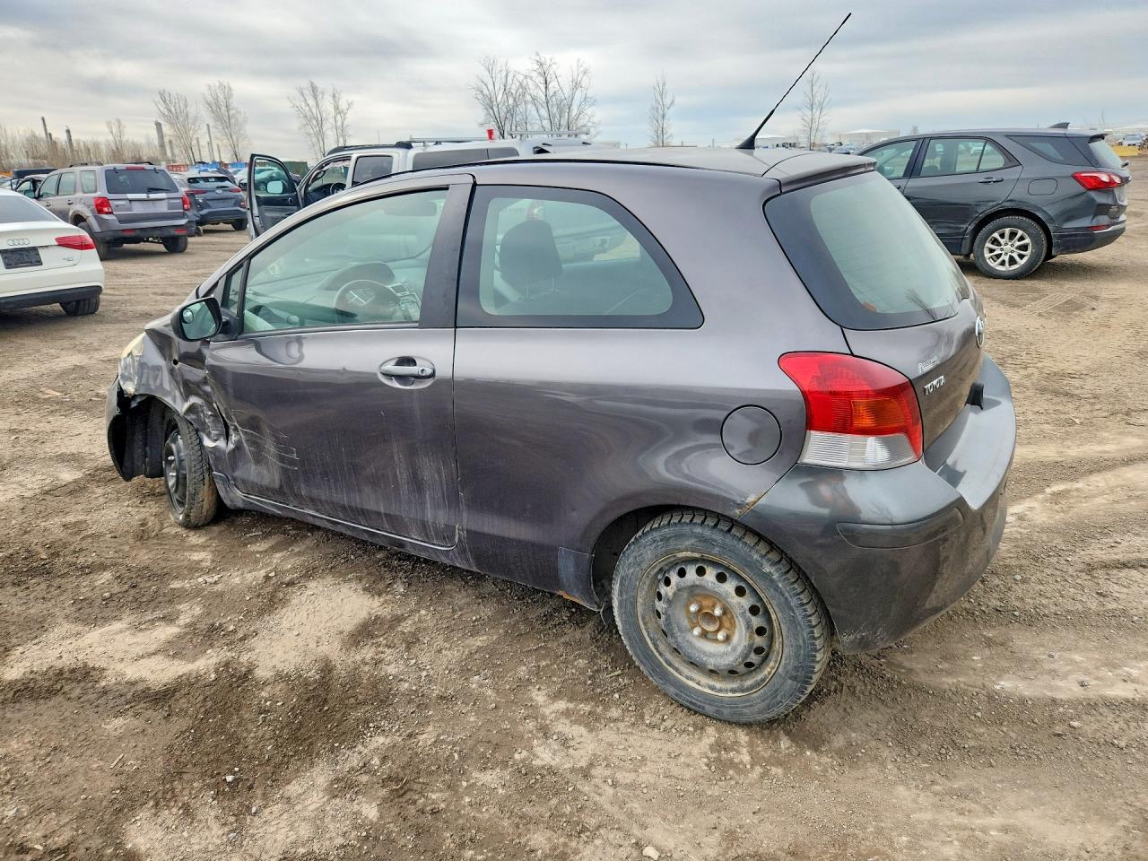 2011 Toyota Yaris VIN JTDJT4K33B5337603 photo 2