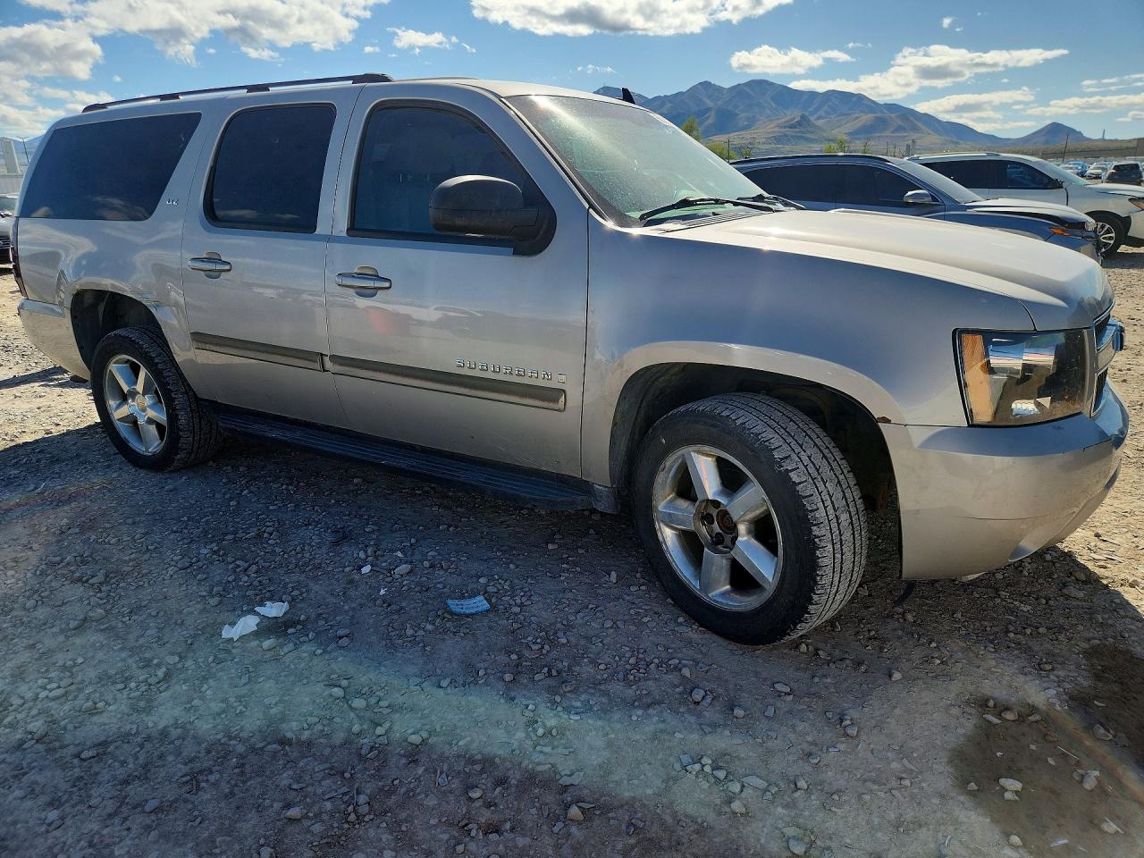 2007 Chevrolet Suburban VIN 3GNFK16387G145571 photo 4