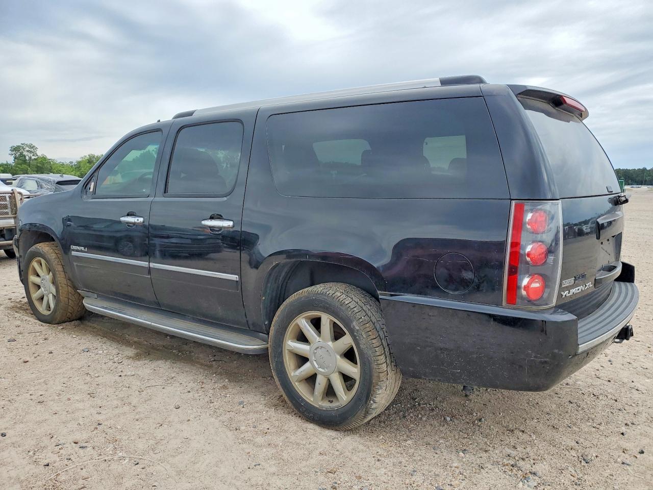 2011 GMC Yukon VIN 1GKS2MEF7BR361347 photo 2