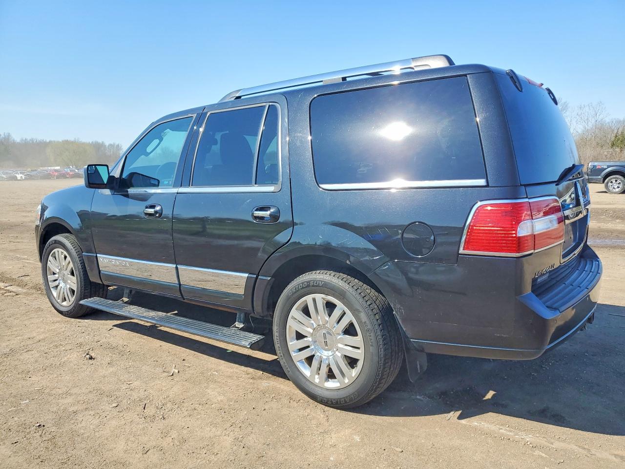 2013 Lincoln Navigator VIN 5LMJJ2J5XDEL05045 photo 2