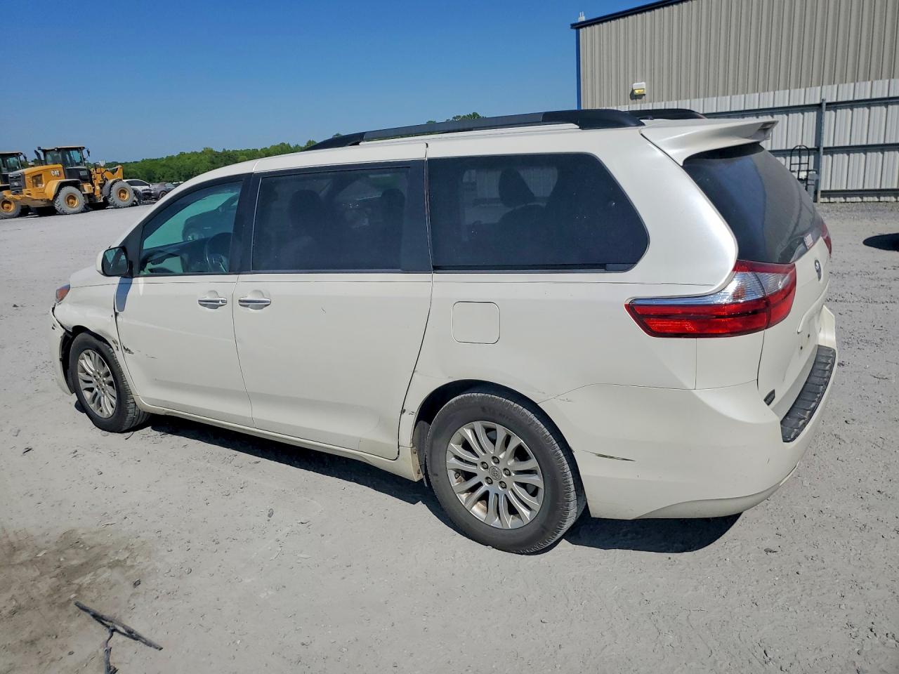 2016 Toyota Sienna VIN 5TDYK3DC7GS722785 photo 2