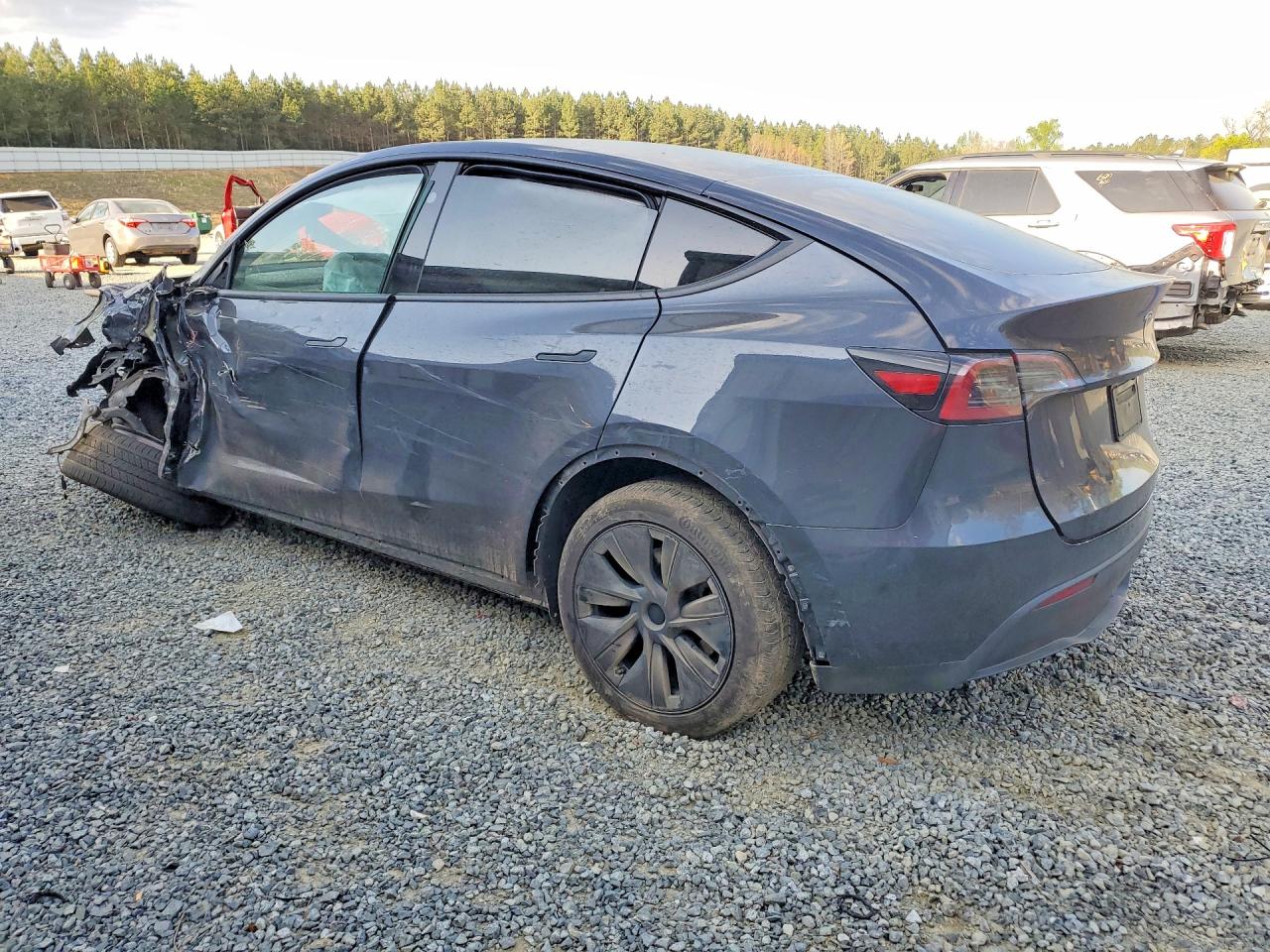 2025 Model y VIN 7SAYGDED1SA365440 photo 2