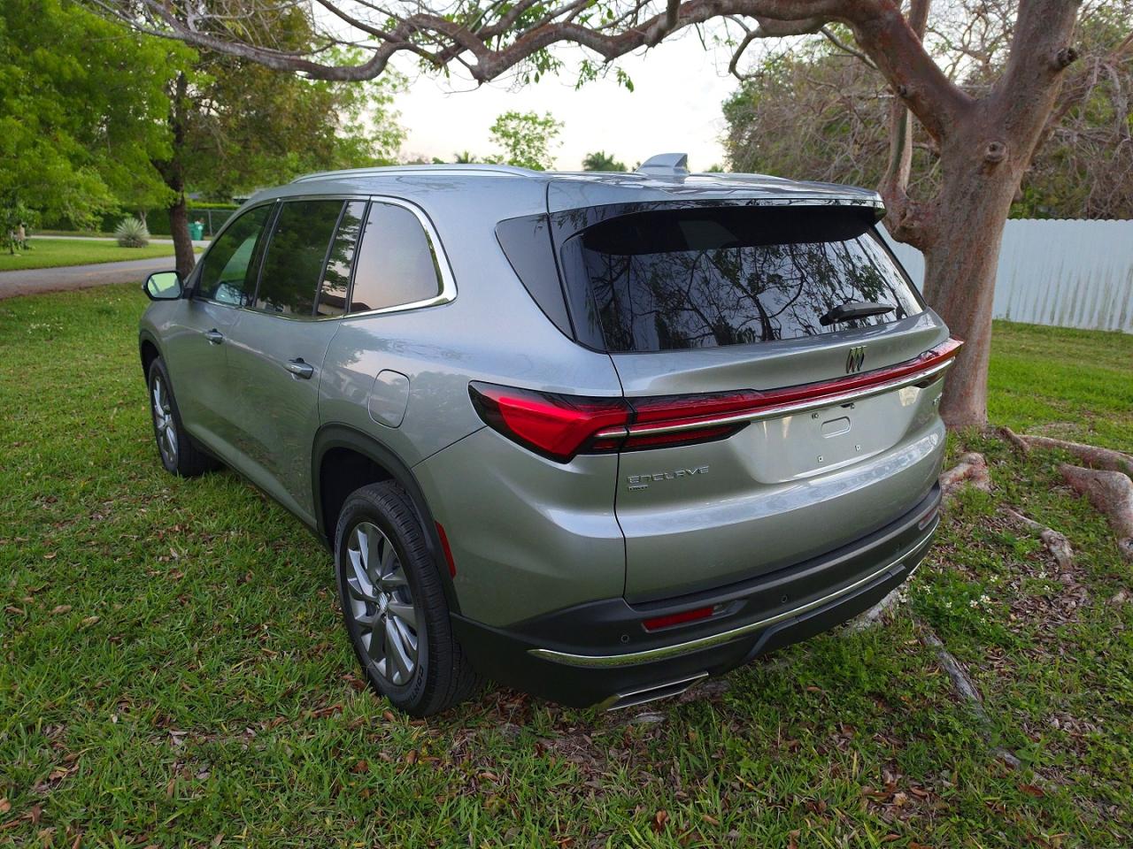 2025 Buick Enclave VIN 5GAEVARS2SJ250050 photo 3