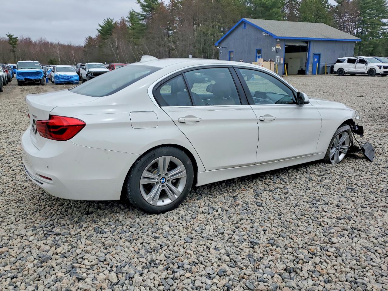 2017 BMW 3 series VIN WBA8D9G3XHNU62153 photo 3