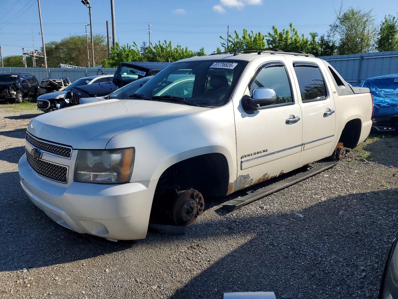 2011 Chevrolet Avalanche VIN 3GNTKGE35BG131482 photo 1