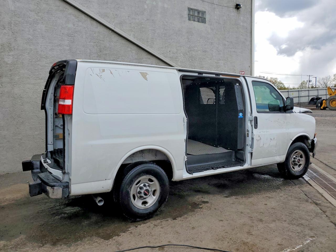 2025 GMC Savana VIN 1GTW7AFP6S1174572 photo 3